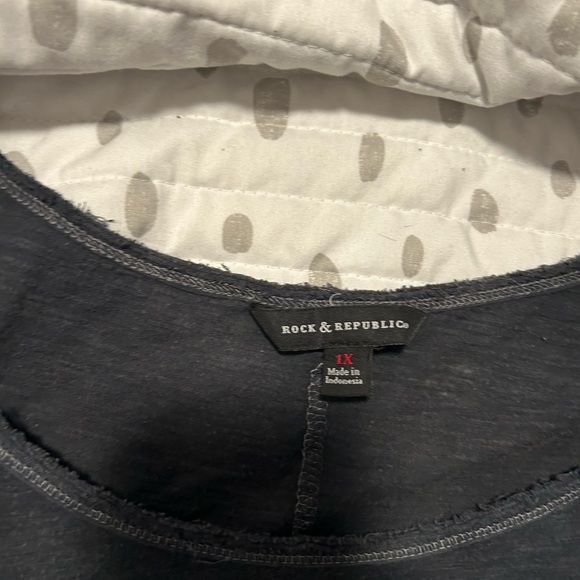 Rock & Republic Women's Black, Blue, and Beige Top with Sparkling Wing Design XL - Picture 2 of 6